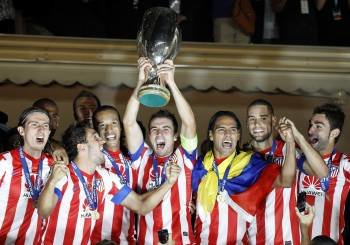 Los jugadores del Atlético, con el trofeo continental en el estadio Luis II de Mónaco. (Foto: SEBASTIEN NOGIER)