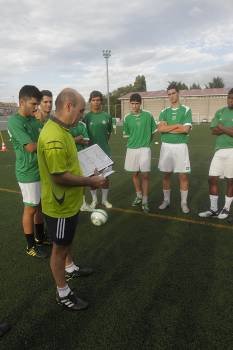 Cándido Gómez, hablando con los jugadores en el estadio Miguel Ángel. (Foto: MIGUEL ÁNGEL)