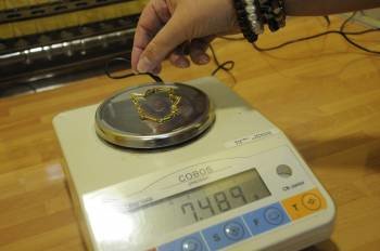 Una báscula de precisión, perfectamente calibrada, confirmó que el peso de la pulsera e  ra de 7,489 gramos. (Foto: MARTIÑO PINAL)