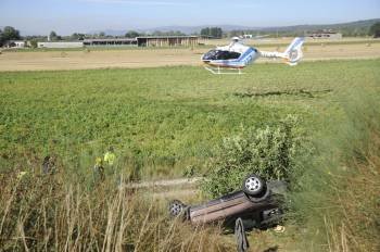 El helicópetero acudió para trasladar al herido grave en el accidente hasta el CHUO. (Foto: MARTIÑO PINAL)