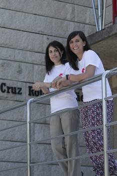 María José Míguez y Natividad Álvarez, en la sede de Cruz Roja Ourense. (Foto: MIGUEL ÁNGEL)