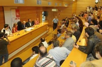 Imagen del encuentro de Pachi Vázquez con padres de alumnos en A Coruña. (Foto: JAVIER ALBORES)