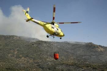 Un helicóptero durante las tareas de extinción del incendio. (Foto: JOSÉ ÁNGEL)