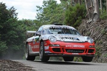 Iván Ares, en la imagen pilotando el Porsche 911, se perfila como uno de los candidatos a la victoria. 