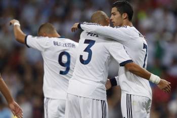 Cristiano Ronaldo celebra junto a Pepe y Benzema el segundo gol del Real Madrid. (Foto: JUANJO MARTÍN)