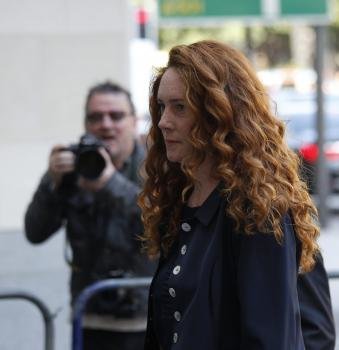 Rebekah Brooks, ex consejera delegada de News International (NI), llega para comparecer ante un tribunal de Londres