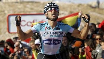 El ciclista italiano Dario Cataldo (Omega Farma) se proclama vencedor en la decimosexta etapa de la 67 edición de la Vuelta a España de ciclismo  (Foto: EFE)