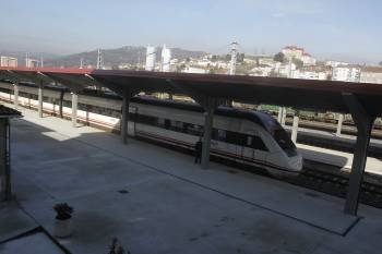 Un tren Avant que realiza el servicio Ourense-Santiago-A Coruña, en la estación del Empalme.  (Foto: MIGUEL ÁNGEL)