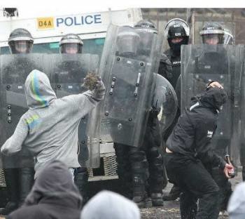Un joven se enfrenta a la policía. 