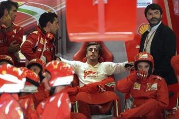 Fernando Alonso, el domingo después del accidente en el GP de Bélgica. (Foto: DIMITAR DIKOFF)