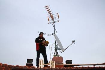 Un operario coloca una antena de televisión digital terrestre en el tejado de un edificio. (Foto: ARCHIVO)