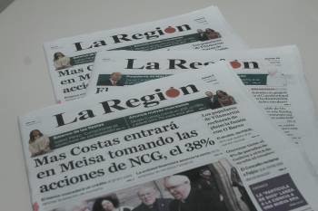 Varios ejemplares de La Región.  (Foto: XESÚS FARIÑAS)