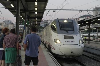 Uno de los trenes híbridos que llegan a la estación de Vigo