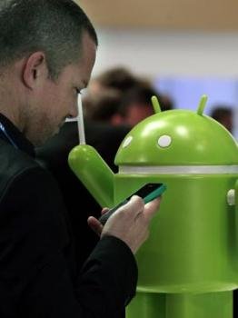 Un usuario con un teléfono con sistema operativo Android (Foto: EFE)