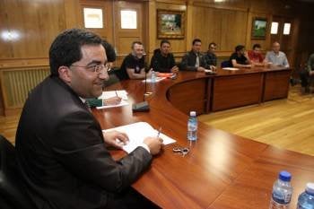 El alcalde de Xinzo, Antonio Pérez, durante una de las sesiones de negociación con los sindicatos. (Foto: XESÚS FARIÑAS)