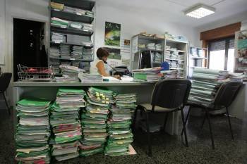 Expedientes y escritos judiciales en papel acumulados en el Juzgado de lo Penal número dos de Ourense. (Foto: XESÚS FARIÑAS)