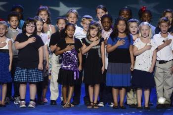 Un grupo de niños reza la plegeria de la lealtad en la inauguración de la convención demócrata. (Foto: TANNEN MAURY)