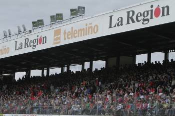 La Preferencia del estadio de O Couto, repleta de público la tarde del ascendo a Segunda B. (Foto: MIGUEL ÁNGEL)