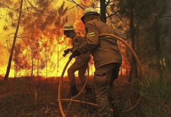 Dos bomberos tratan de apagar el incendio de Quinta da Sobreira, en Viseu, Portugal. (Foto: NUNO ANDRE FERREIRA)