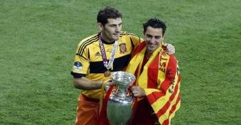 Casillas y Xavi celebran la última Eurocopa conseguida por la Selección
