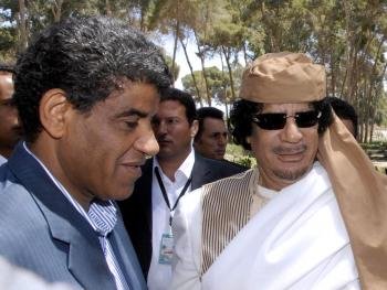 ex jefe de Inteligencia en el régimen en Libia, Abdalá al Senusi (i), junto al desaparecido ex líder libio Muamar el Gadafi 