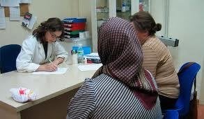 Médico consulta a inmigrantes (Foto: Archivo EFE)