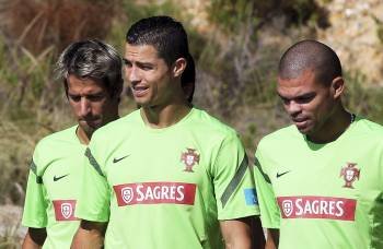 Ronaldo y Pepe, en el entrenamiento con Portugal. (Foto: PAULO CUNHA)