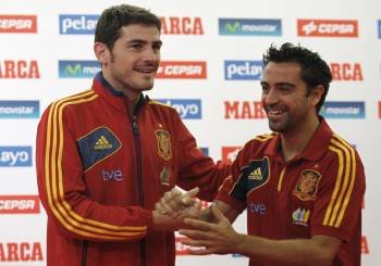 Casillas y Xavi, felicitándose mutuamente por el premio, en la concentración de la selección. (Foto: MIGUEL ANGEL)