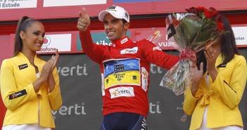 Alberto Contador, en el podio en Fuente Dé, con el maillot rojo de la ronda española. (Foto: JOSE MANUEL VIDAL)