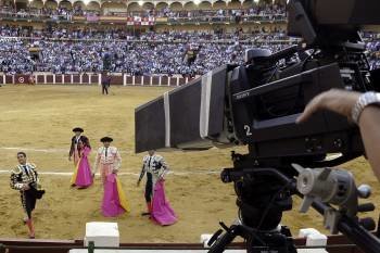 Un cámara de TVE graba la corrida de toros de Valladolid. (Foto: NACHO GALLEGO)
