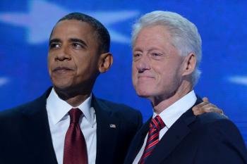 El expresidente estadounidense Bill Clinton abraza al mandatario del país, Barack Obama, 