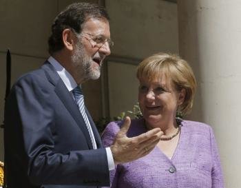  El presidente del Gobierno, Mariano Rajoy, conversa con la canciller alemana, Angela Merkel