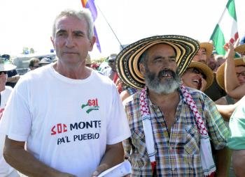  El portavoz del Sindicato Andaluz de Trabajadores (SAT), Diego Cañamero (i) acompañado del diputado de IU y alcalde de Marinaleda, Juan Manuel Sánchez Gordillo (Foto: EFE)