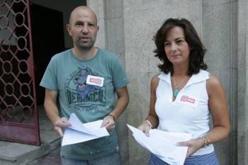 Álex Portela y Áurea Pérez, tras realizar las declaraciones a los medios, ayer en Ourense. (Foto: XESÚS FARIÑAS)