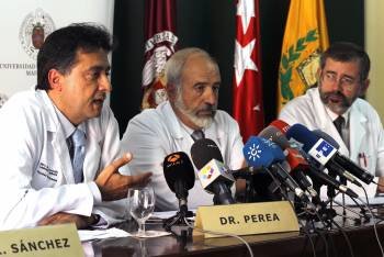 El director de la Escuela Forense de la UCM, Bernardo Perea, junto a los doctores Sánchez y Dorado. (Foto: KOTE RODRIGO)