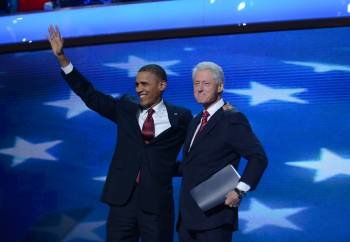 El presidente de Estados Unidos, Barack Obama, junto al expresidente Bill Clinton. (Foto: M. REYNOLDS)