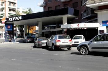 Varios conductores acceden a una gasolinera para repostar el depósito de sus vehículos. (Foto: PINA)