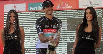  El italiano Daniele Bennati, del Radioshack, celebrando la victoria de etapa en el podio. (Foto: JOSÉ MANUEL VIDAL)