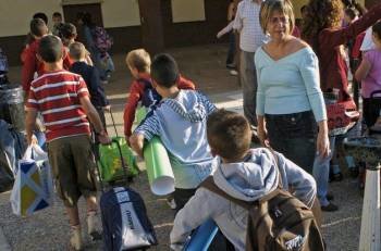 Un grupo de alumnos cargados con sus mochilas y material escolar, a la entrada del colegio (Foto: ARCHIVO)