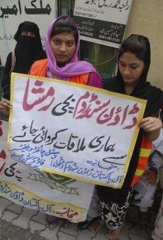Paquistaníes cristianas sostienen pancartas durante una protesta en defensa de Rimsha Masih