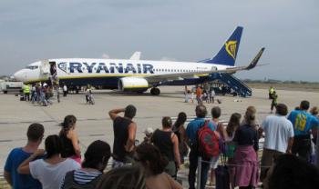Embarque de pasajeros en un avión de Ryanair (Foto: EFE)
