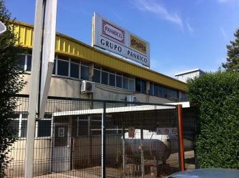 Imagen exterior de la fábrica de Panrico en Santiago. (Foto: X.R.B.)