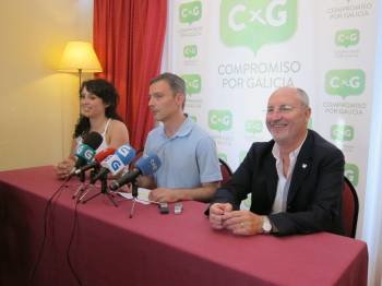 Bascuas, en el centro de la imagen, durante que rueda de prensa que ofreció en Santiago. (Foto: E.P.)