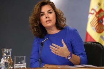 La vicepresidenta del Gobierno, Soraya Sáenz de Santamaría, durante la rueda de prensa. (Foto: J.C. HIDALGO)