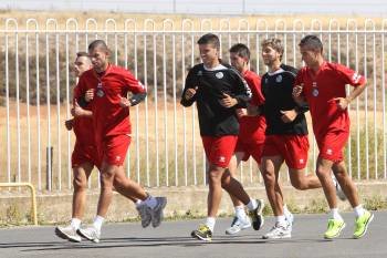 Los jugadores de la UD Salamanca, durante un entrenamiento. (Foto: J. HERNÁNDEZ)