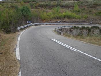 El deficiente firme y el escaso ancho de la calzada en algunos puntos son algunas deficiencias de la carretera de Trives. (Foto: J.C.)