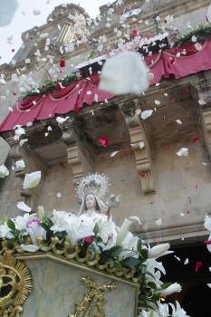 Pétalos de rosas para la imagen de la Virgen, en Os Milagros. (Foto: MIGUEL ÁNGEL)