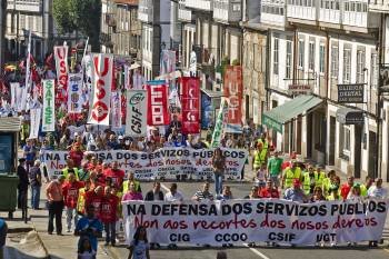 Cabecera de la manifestación convocada por los sindicatos para reclamar la defensa de los servicios públicos, ayer en Santiago de Compostela.  (Foto: OSCAR CORRAL)