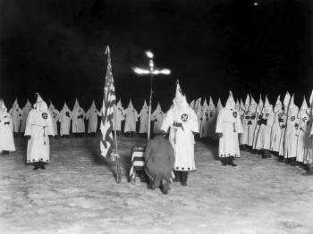 Una reunión del Ku Klux Klan, grupo nacido en EE.UU. que promueve la supremacía de la raza blanca.