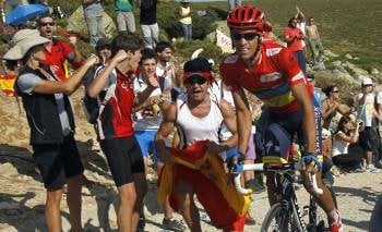 Contador, con su característico gesto de pistolero en lo más alto del podio. (Foto: JOSÉ MANUEL VIDAL)
